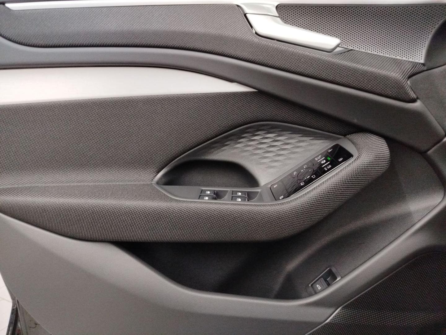 Bild über Audi A6 Avant TDI 150 kW S tronic - für weitere Informationen kontaktieren Sie den Audi Partner