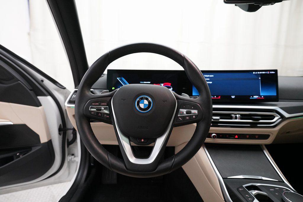 2023 BMW 3 Series 330e - Photo 4