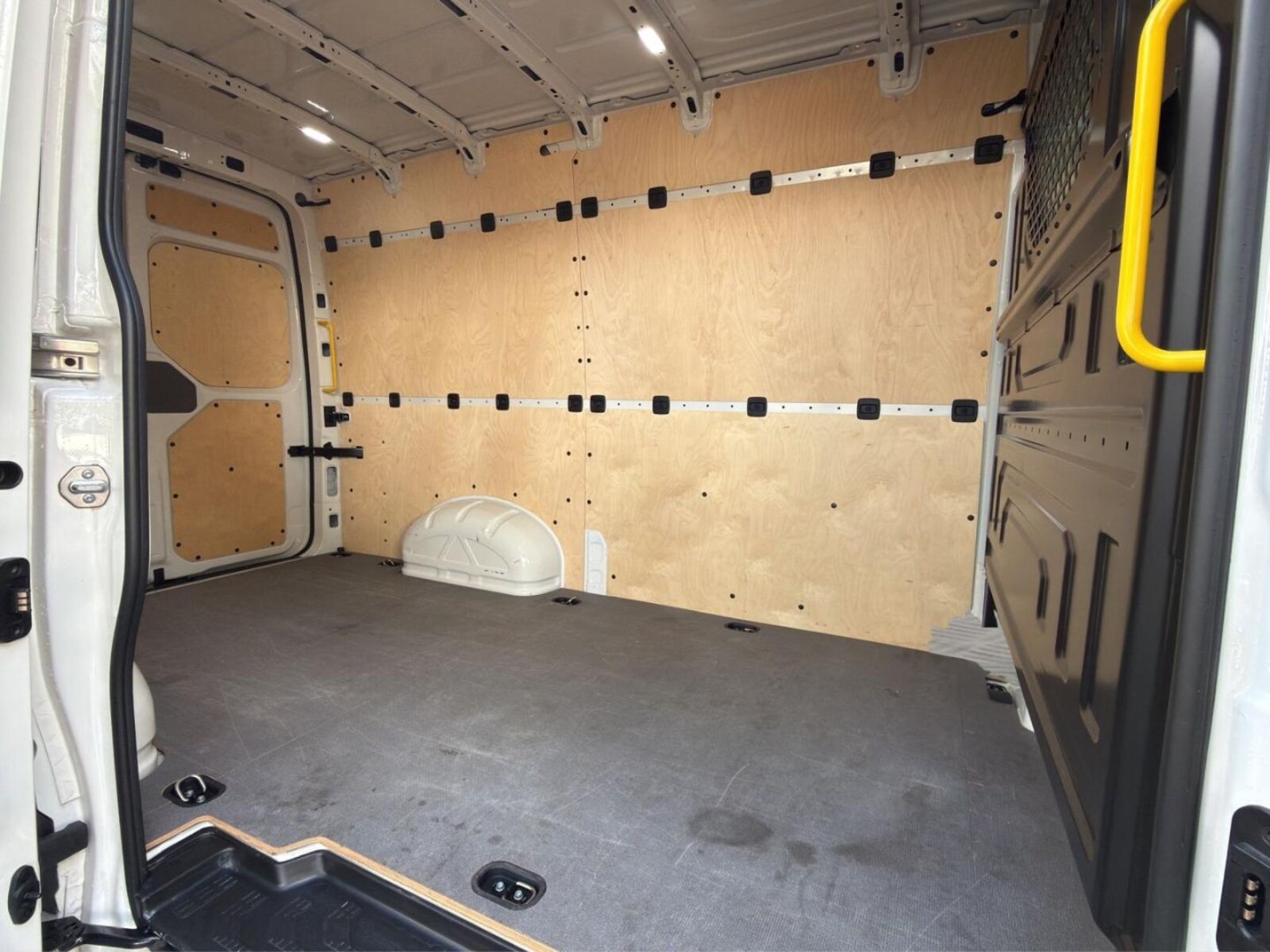 Volkswagen Crafter Kasten mittlerer Radstand – Bild 14
