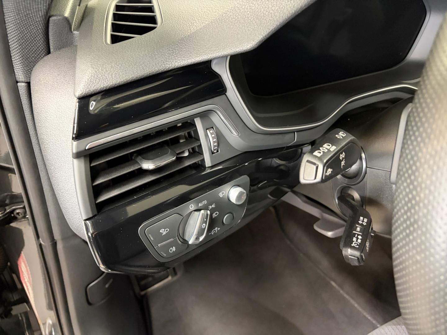 Bild über Audi A4 Avant S line 45 TFSI quattro S tronic - für weitere Informationen kontaktieren Sie den Audi Partner