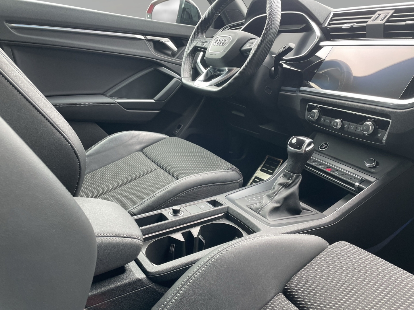Bild über Audi Q3 S line 45 TFSI quattro S tronic - für weitere Informationen kontaktieren Sie den Audi Partner