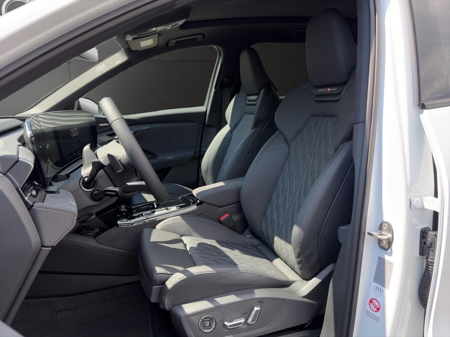 Bild über Audi Q6 SUV e-tron S line business e-tron quattro 315 kW - für weitere Informationen kontaktieren Sie den Audi Partner