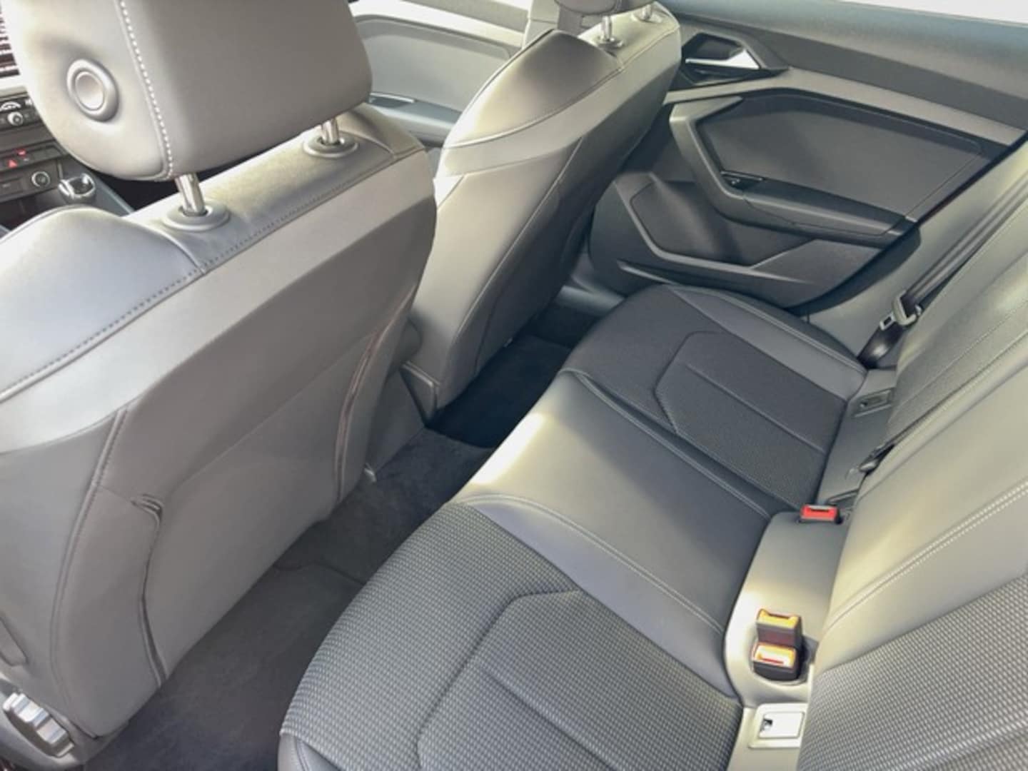 Bild über Audi A1 Sportback S line 40 TFSI S tronic - für weitere Informationen kontaktieren Sie den Audi Partner
