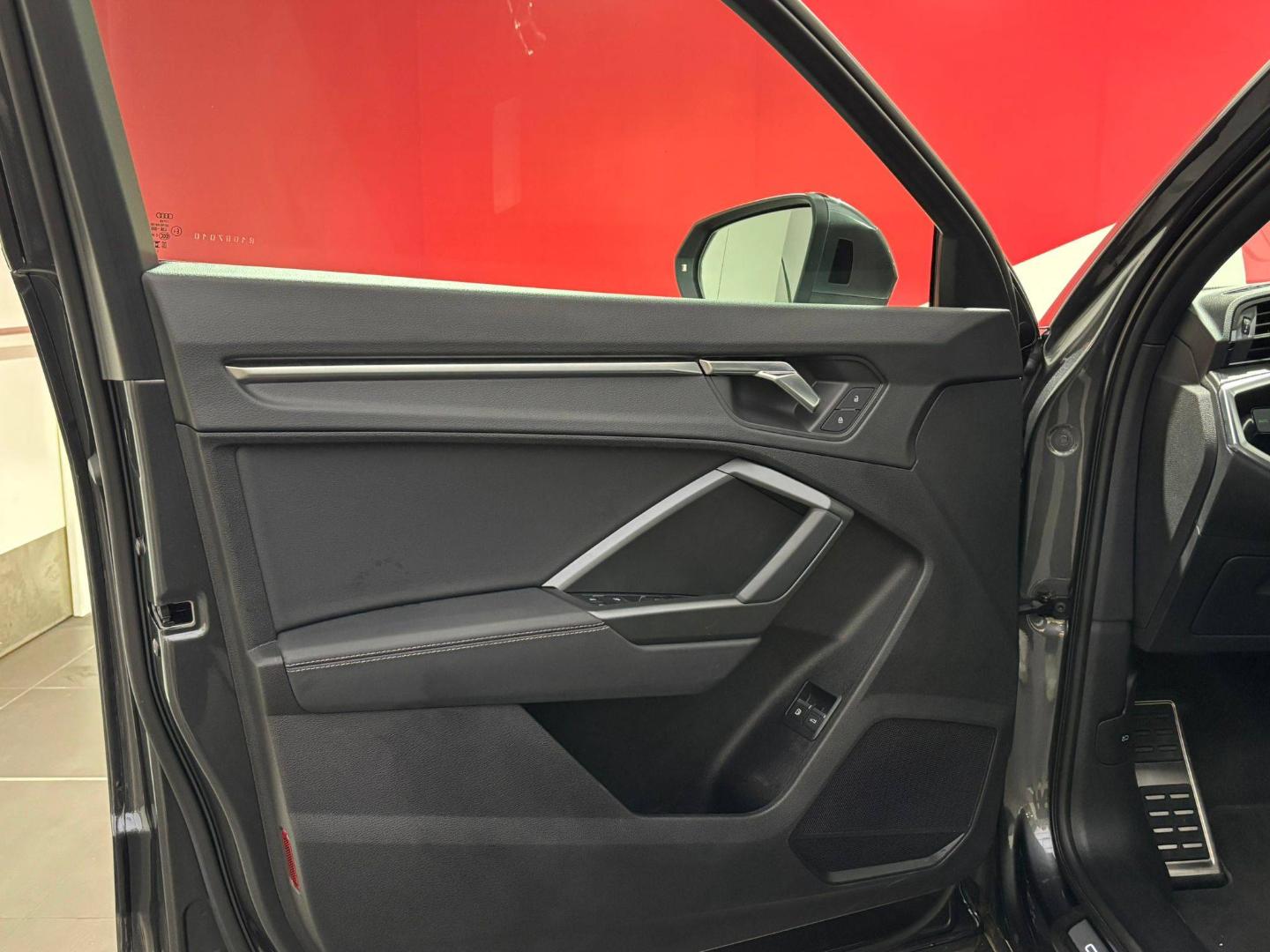 Image about Audi Q3 Sportback TFSI e S line 45 TFSI e 180 kW (245 ch) S tronic