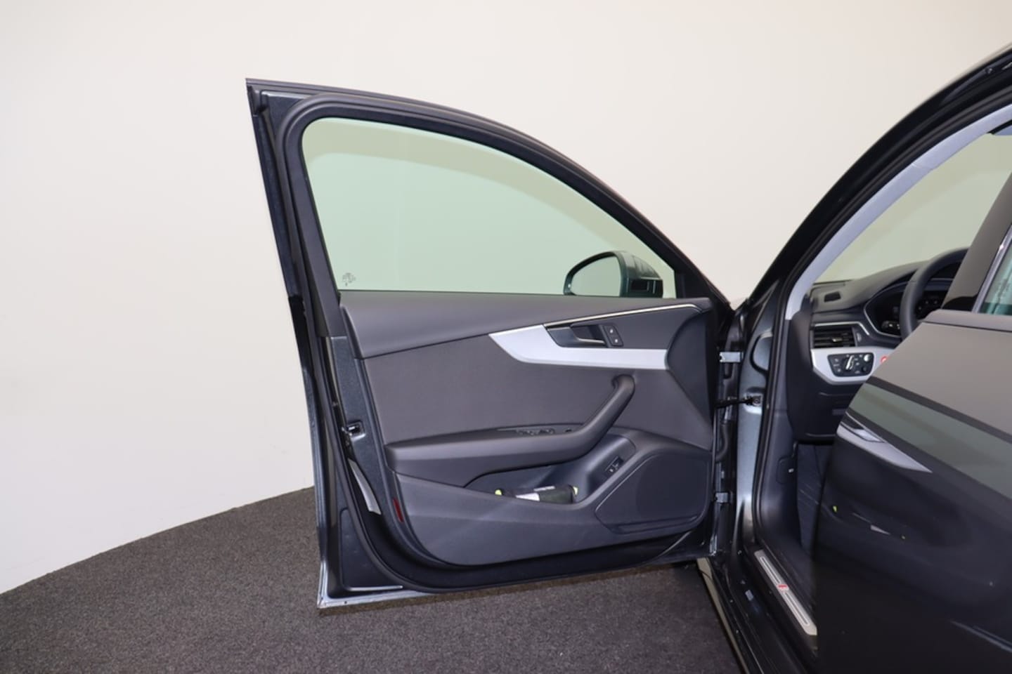 Bild über Audi A4 Limousine S line 40 TDI S tronic - für weitere Informationen kontaktieren Sie den Audi Partner