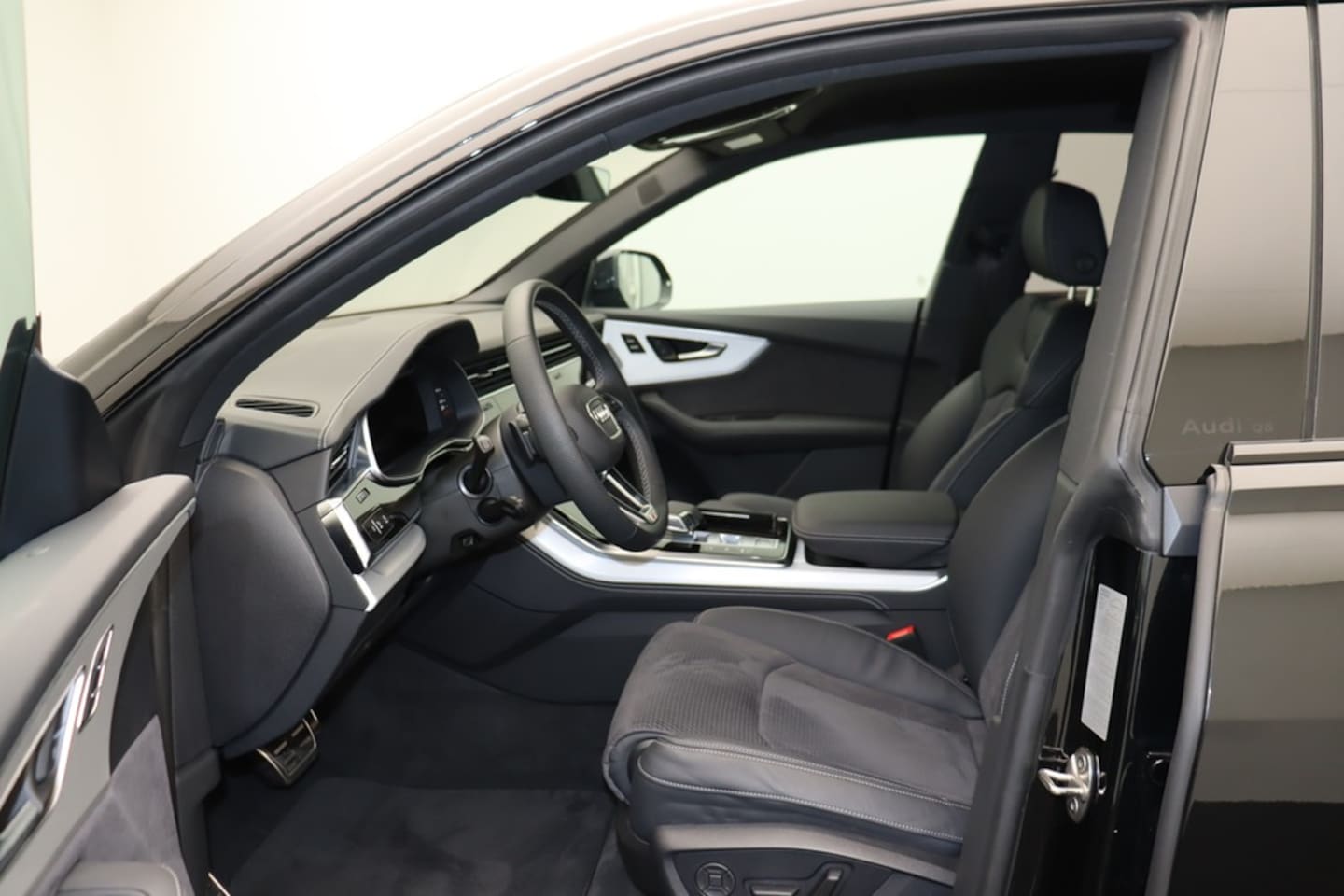 Bild über Audi Q8 SUV TFSI e S line business TFSI e quattro 290 kW tiptronic - für weitere Informationen kontaktieren Sie den Audi Partner