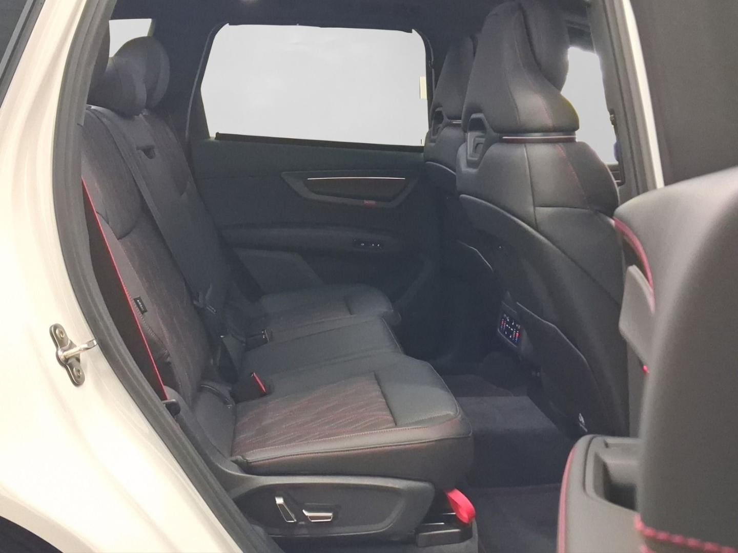 Bild über Audi Q7 SUV TDI quattro 220 kW tiptronic - für weitere Informationen kontaktieren Sie den Audi Partner