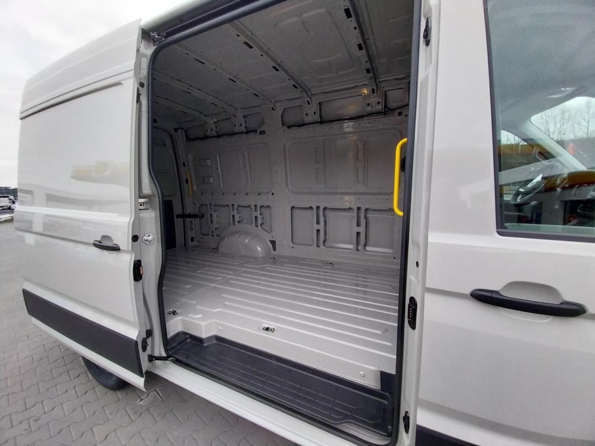 Volkswagen Crafter Furgon średni rozstaw osi