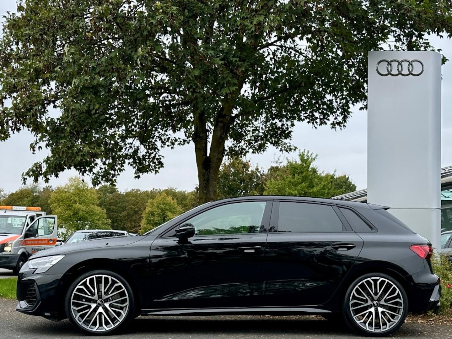 Bild über Audi S3 Sportback TFSI quattro S tronic - für weitere Informationen kontaktieren Sie den Audi Partner