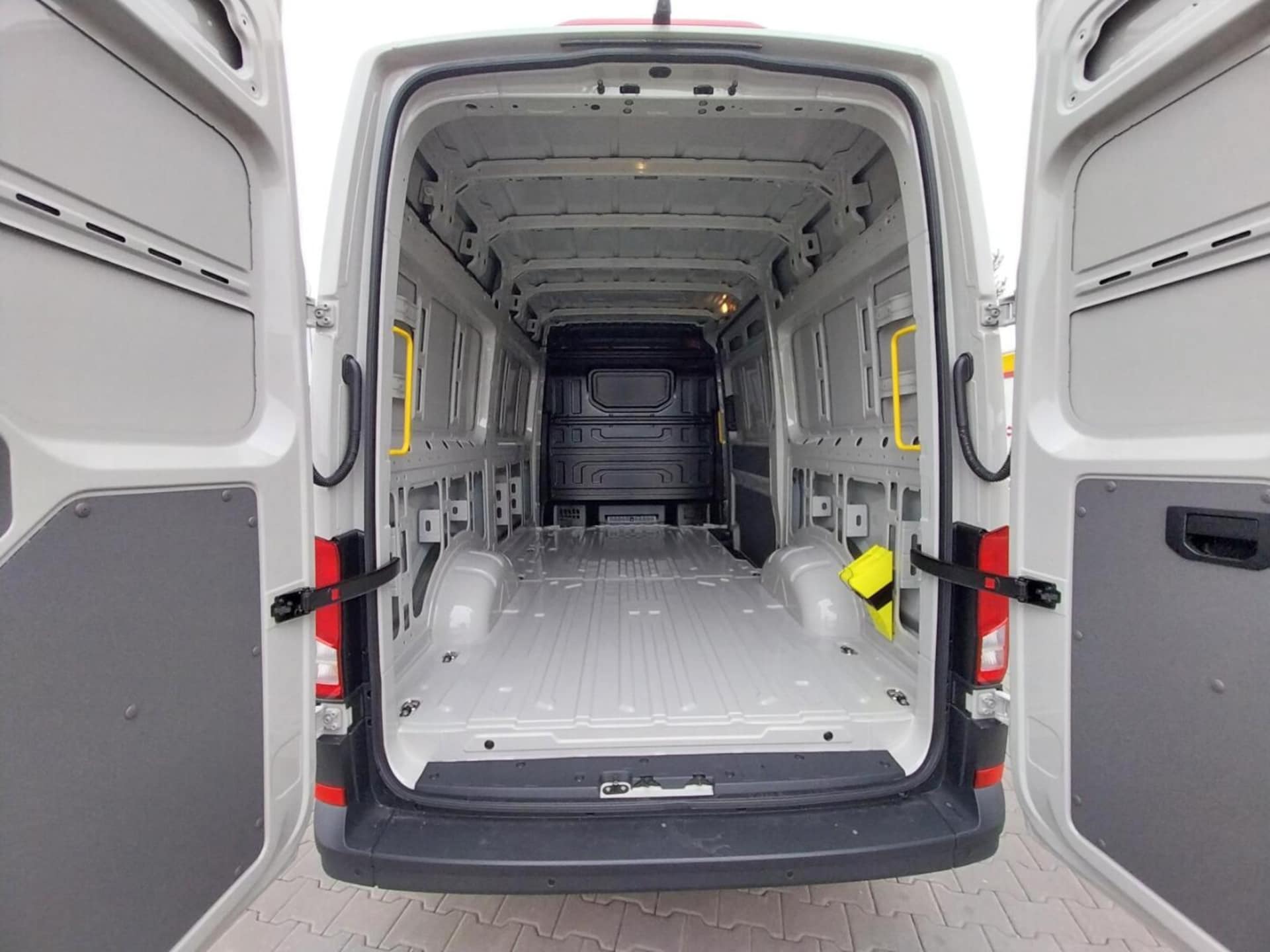 Volkswagen Crafter Furgon średni rozstaw osi