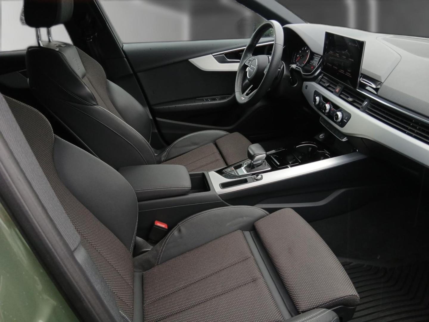 Bild über Audi A4 Avant S line 40 TFSI S tronic - für weitere Informationen kontaktieren Sie den Audi Partner