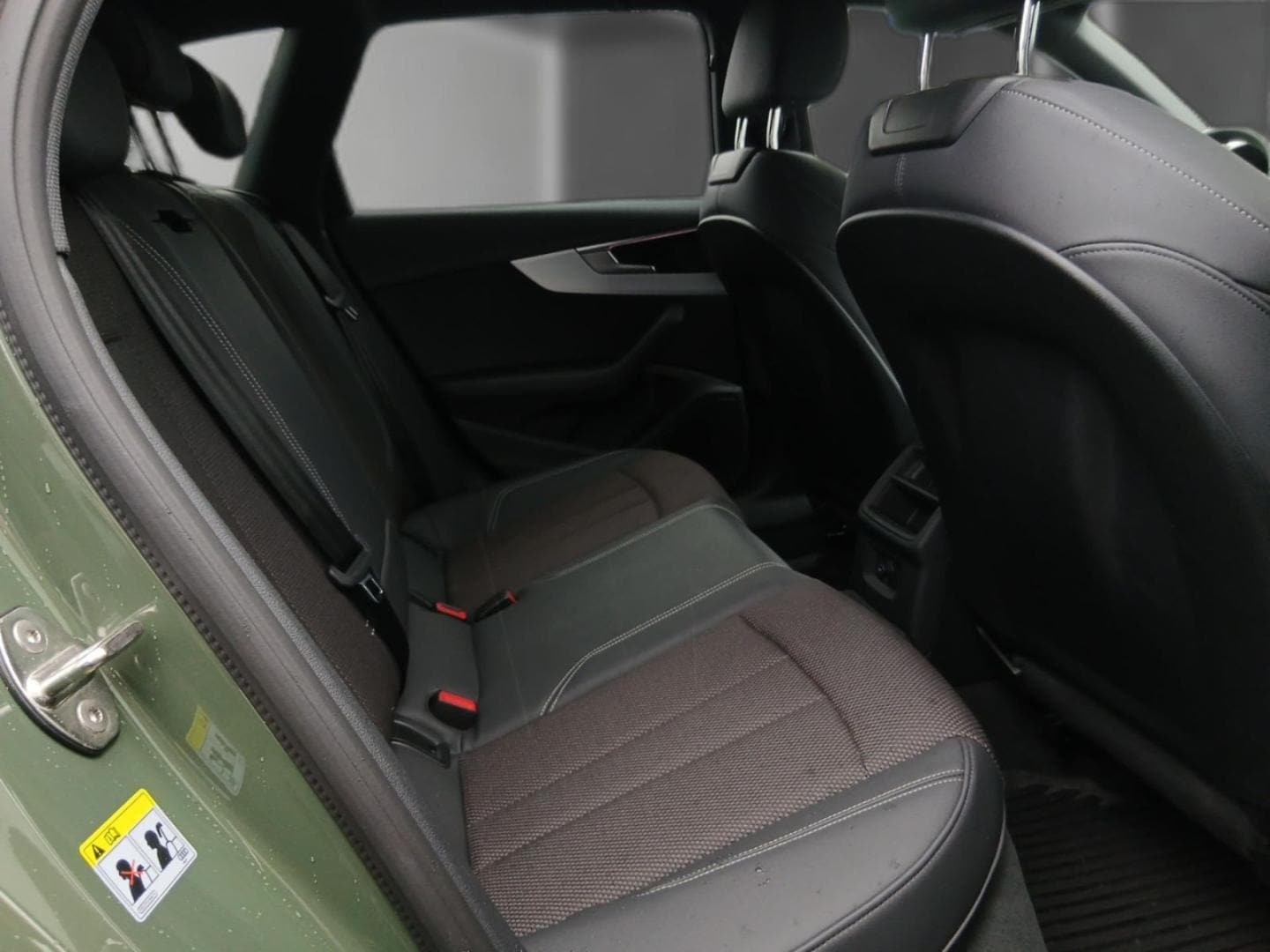 Bild über Audi A4 Avant S line 40 TFSI S tronic - für weitere Informationen kontaktieren Sie den Audi Partner