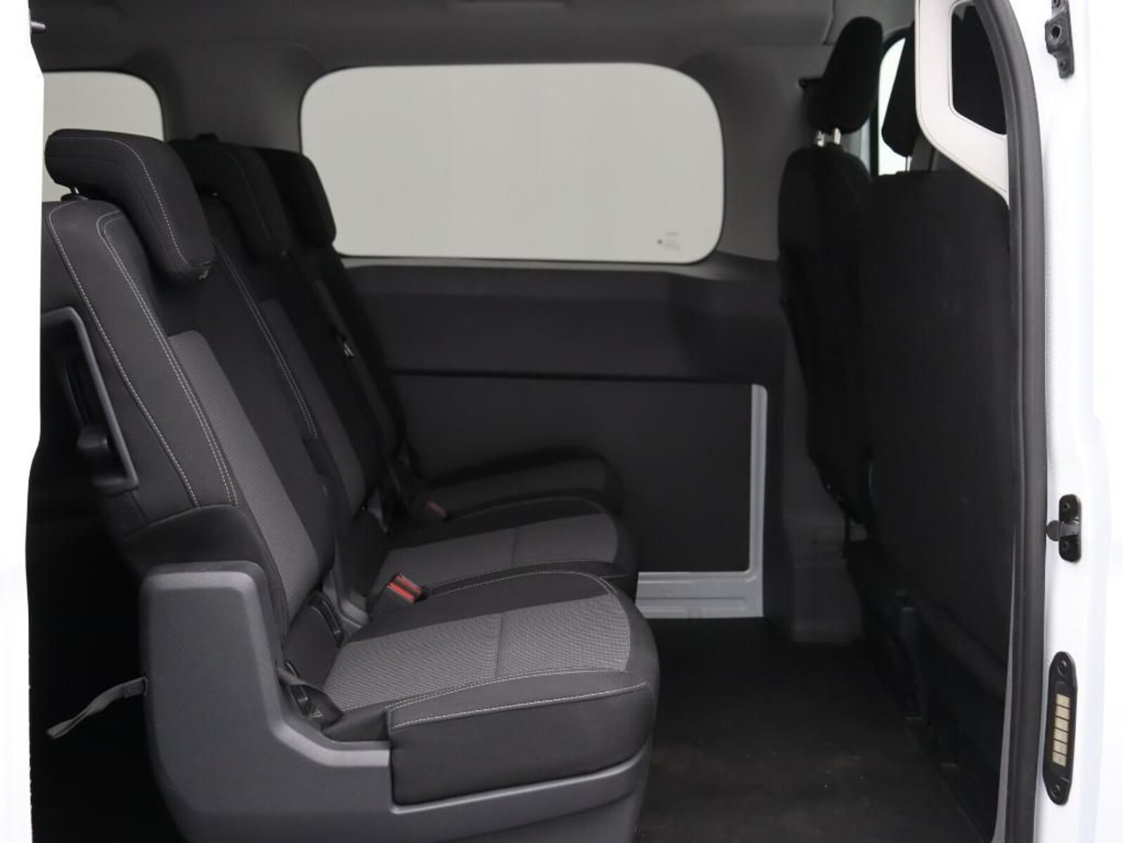 Volkswagen Transporter Kombi langer Radstand – Bild 7