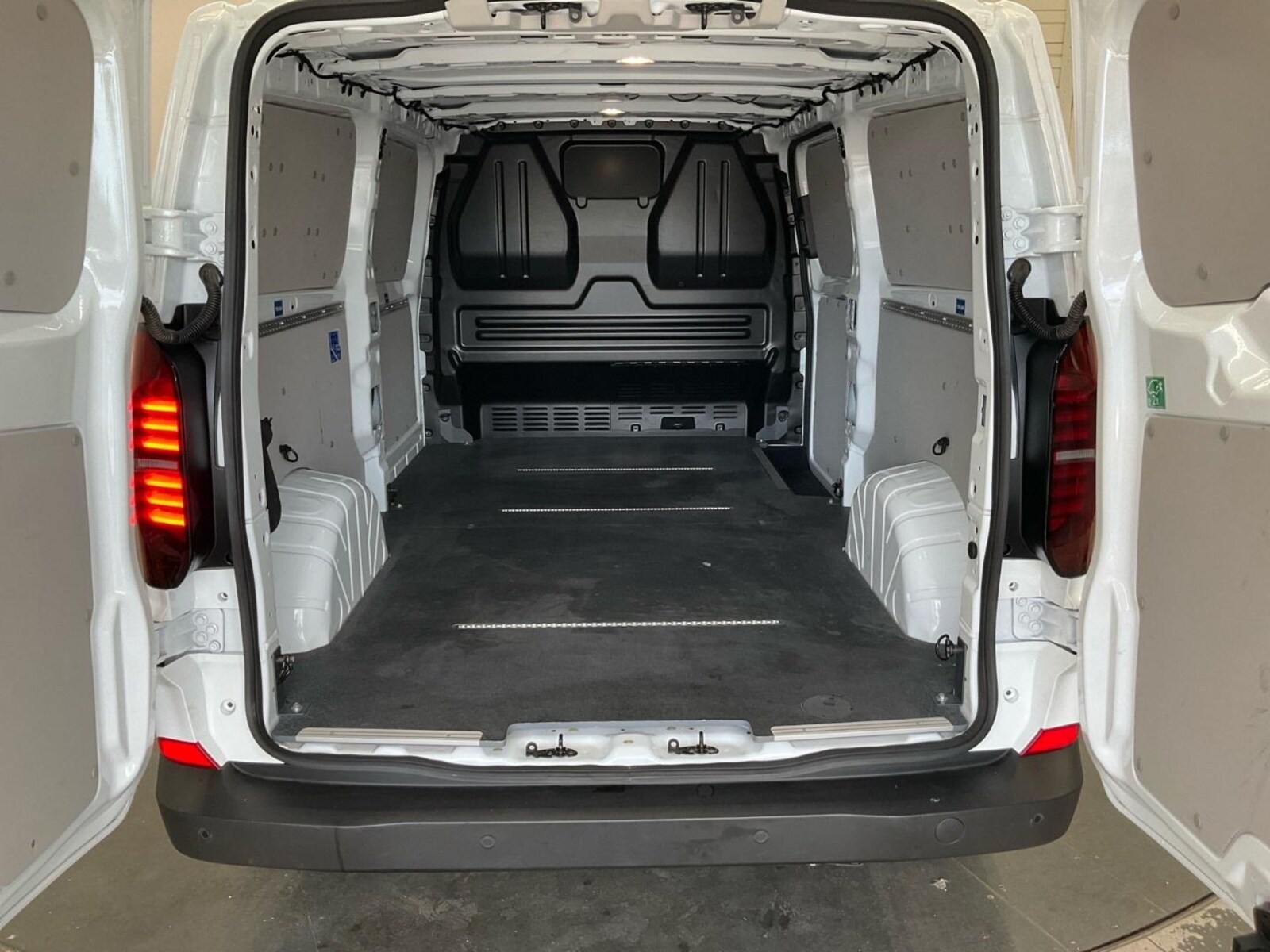 Volkswagen Transporter Kasten langer Radstand – Bild 8