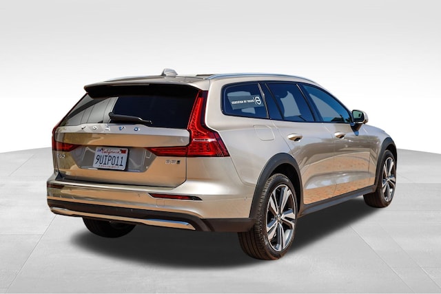 2025 Volvo V60 Cross Country 7