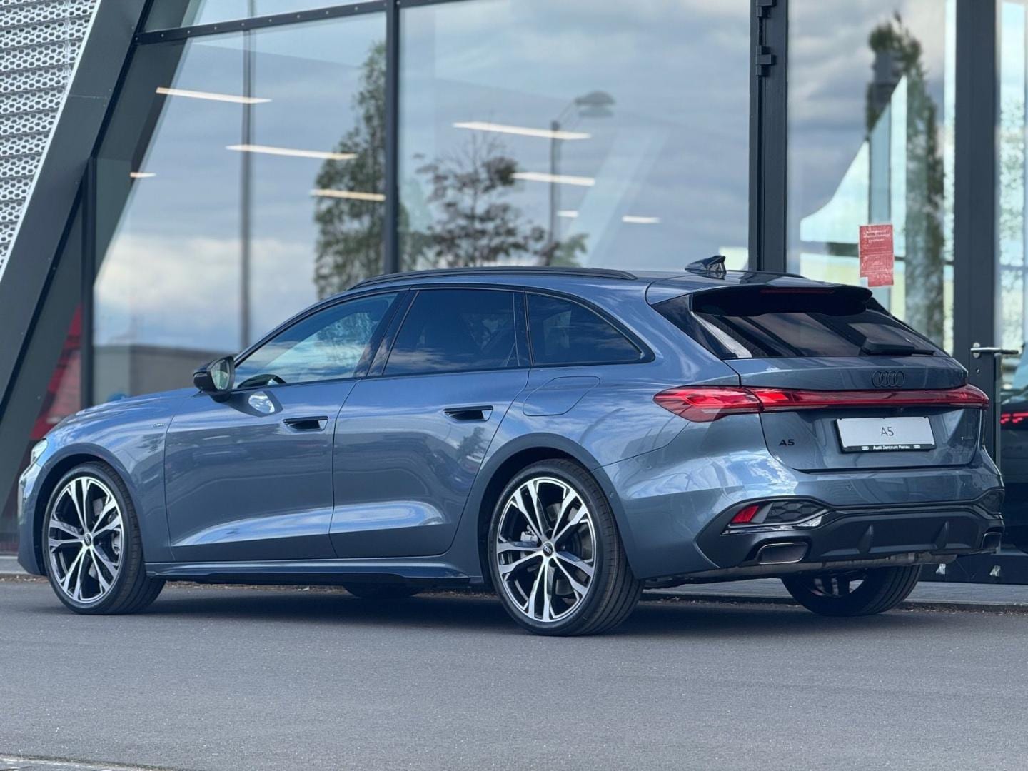 Bild über Audi A5 Avant e-hybrid e-hybrid quattro 270 kW S tronic - für weitere Informationen kontaktieren Sie den Audi Partner