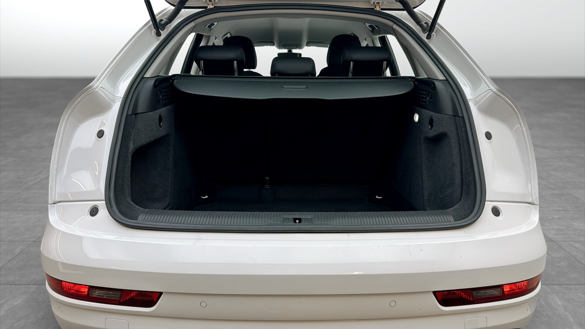 Bild som visar&nbsp;Audi Q3&nbsp;Q3 2.0 TDI quattro Proline Sport 150 hk S tronic - för mer information kontakta din Audi Partner