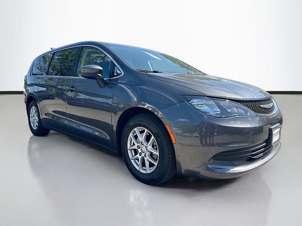2020 Chrysler Voyager LX's photo