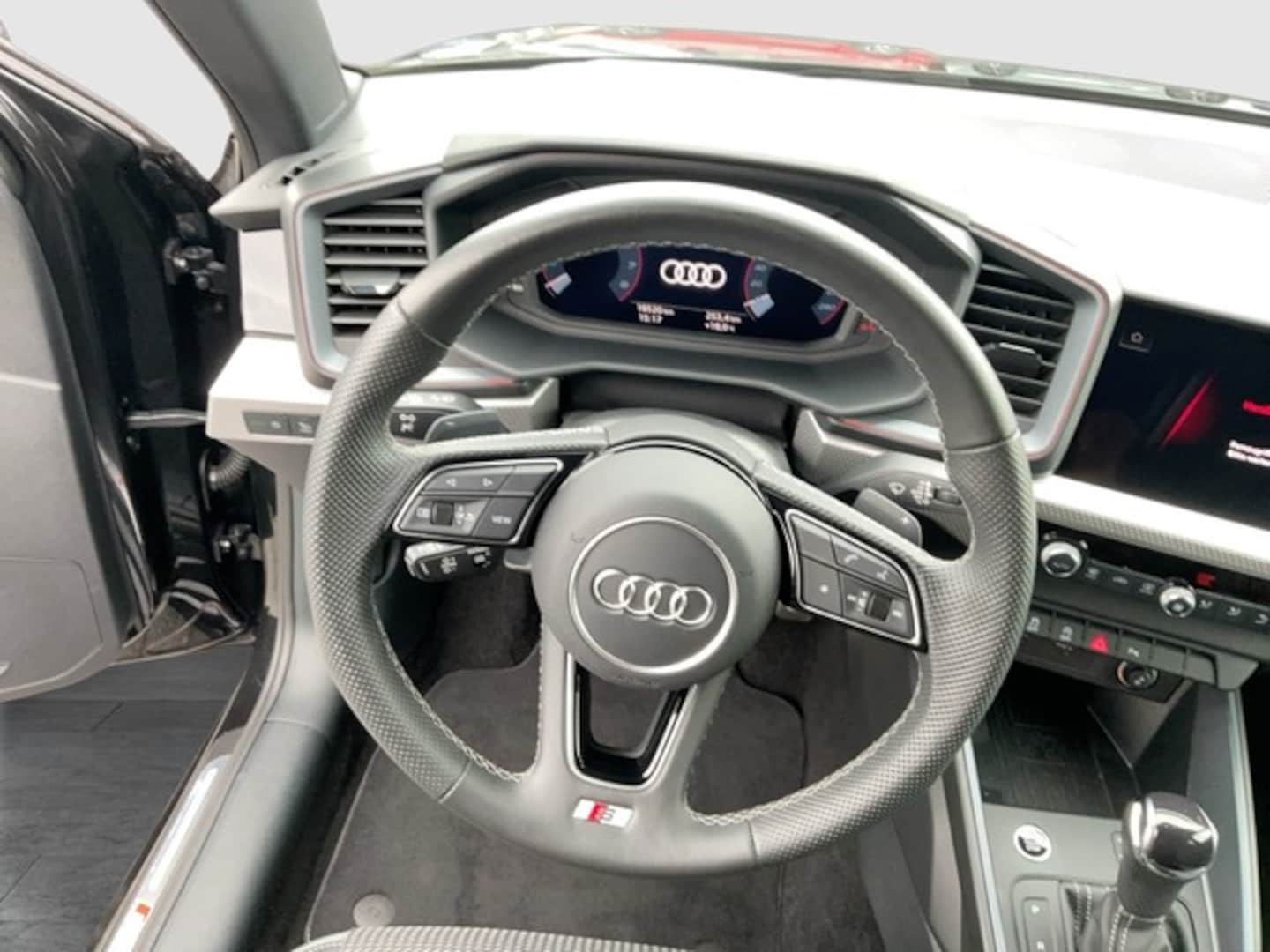 Bild über Audi A1 Sportback S line 25 TFSI S tronic - für weitere Informationen kontaktieren Sie den Audi Partner