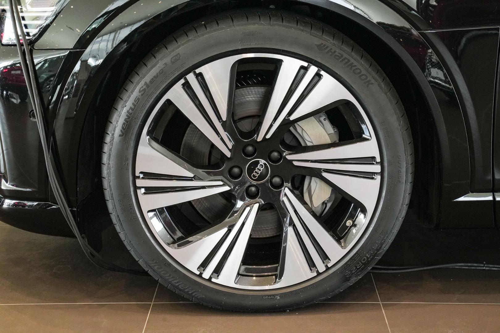 Image about Audi Q8 e-tron 55 e-tron quattro Launch Edition 300,00 kW