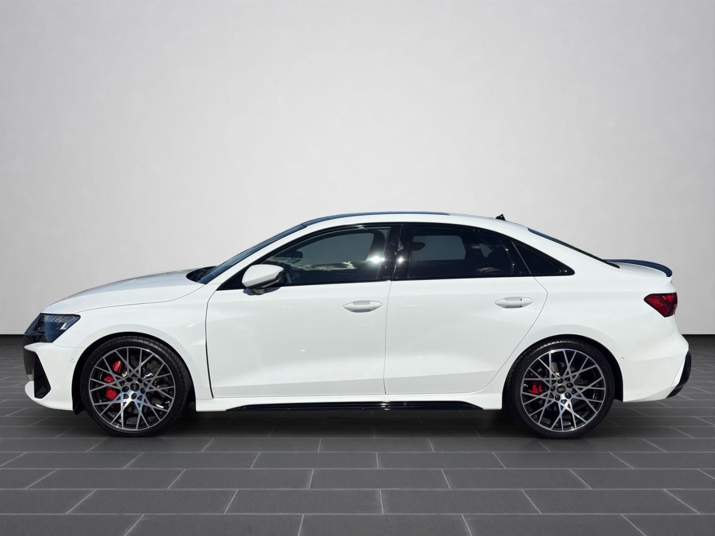 Bild über Audi RS 3 Limousine TFSI quattro S tronic - für weitere Informationen kontaktieren Sie den Audi Partner