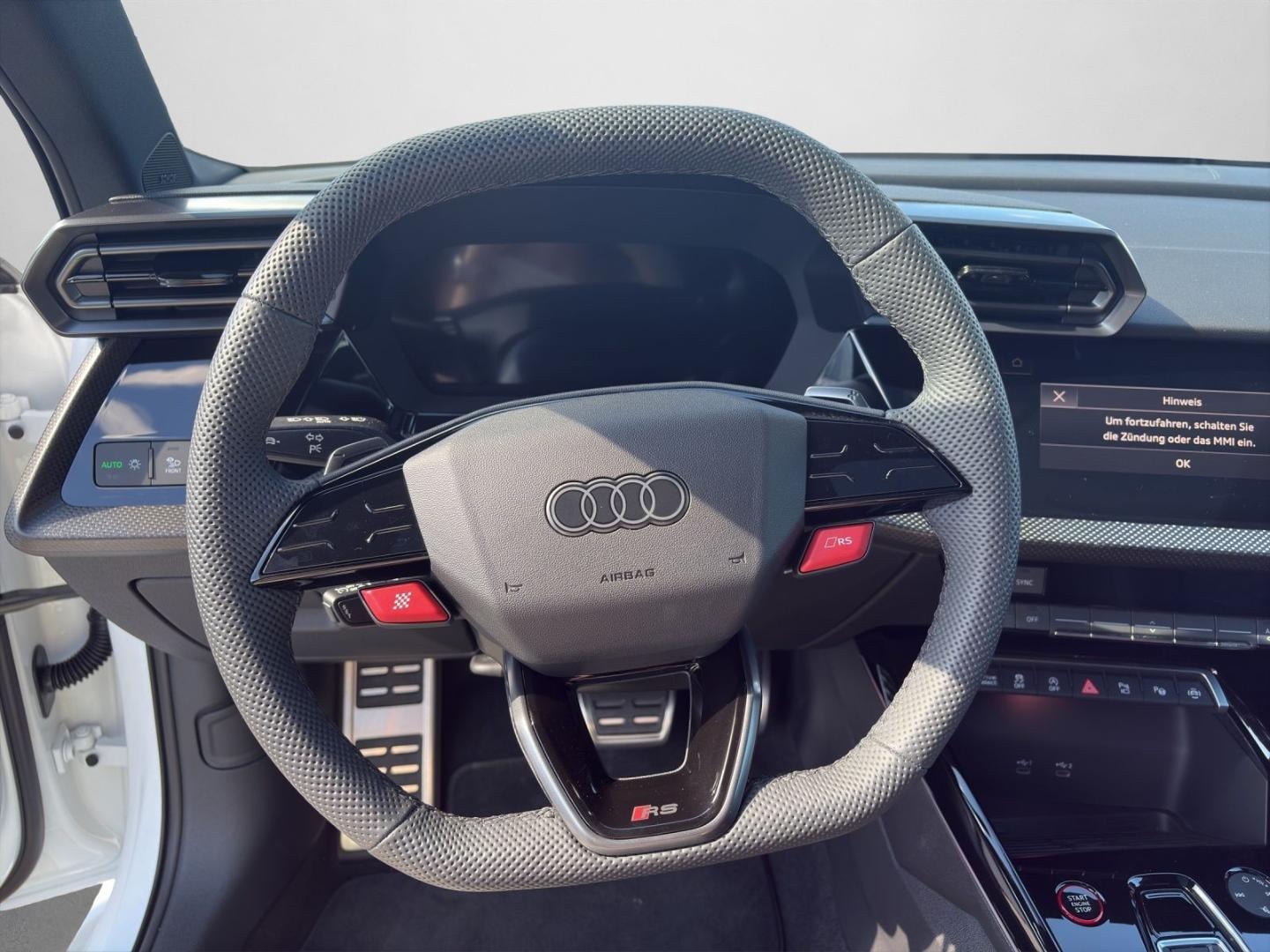 Bild über Audi RS 3 Limousine TFSI quattro S tronic - für weitere Informationen kontaktieren Sie den Audi Partner