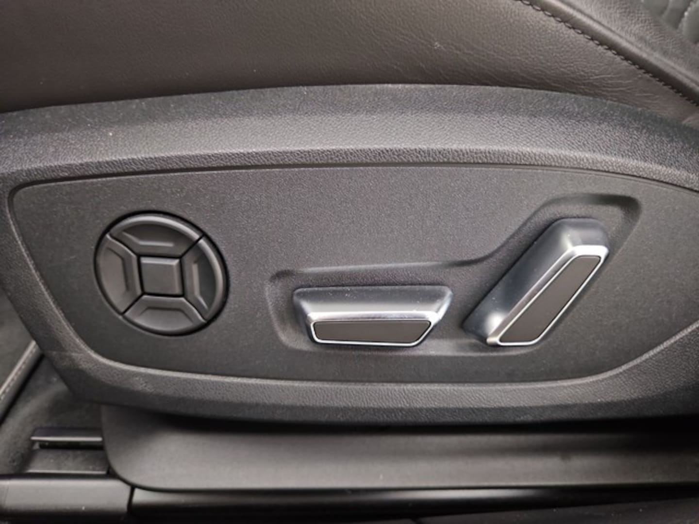 Bild über Audi S6 Avant TDI quattro tiptronic - für weitere Informationen kontaktieren Sie den Audi Partner