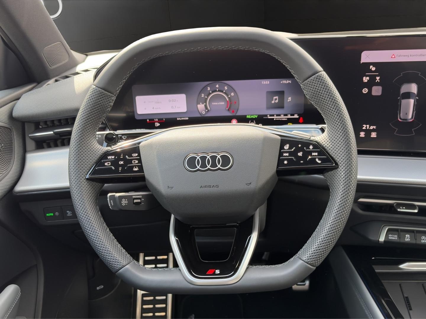Bild über Audi Q3 SUV TFSI 110 kW S tronic - für weitere Informationen kontaktieren Sie den Audi Partner