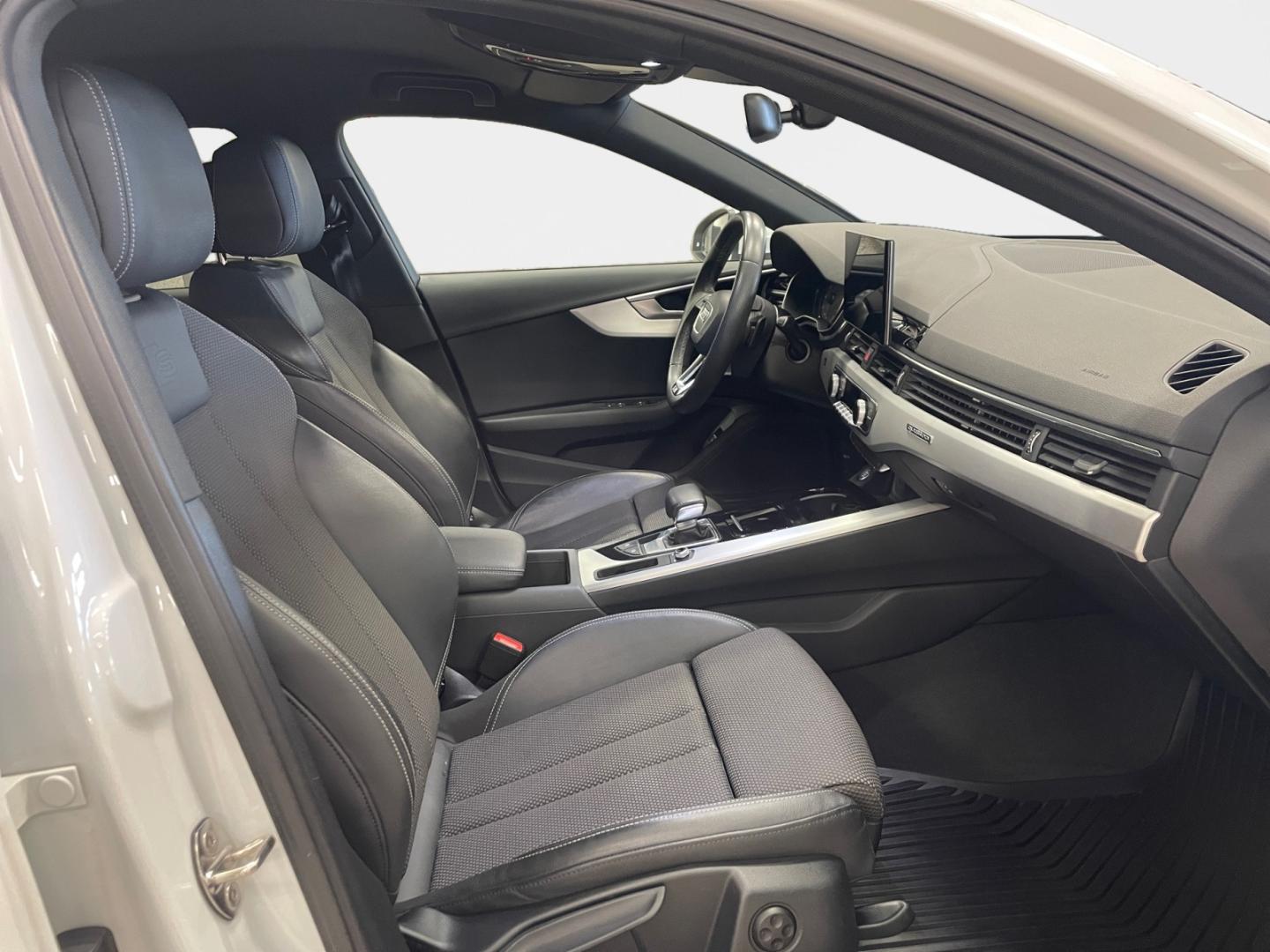 Bild som visar Audi A4 Avant A4 Avant 40 TFSI quattro S line 204 hk S tronic - för mer information kontakta din Audi Partner