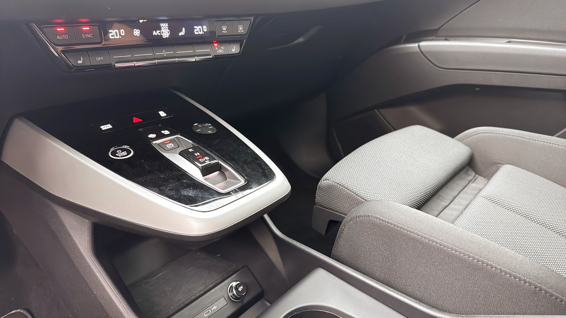 Bild som visar Audi Q4 e-tron Q4 45 e-tron quattro Proline 195,00 kW - för mer information kontakta din Audi Partner