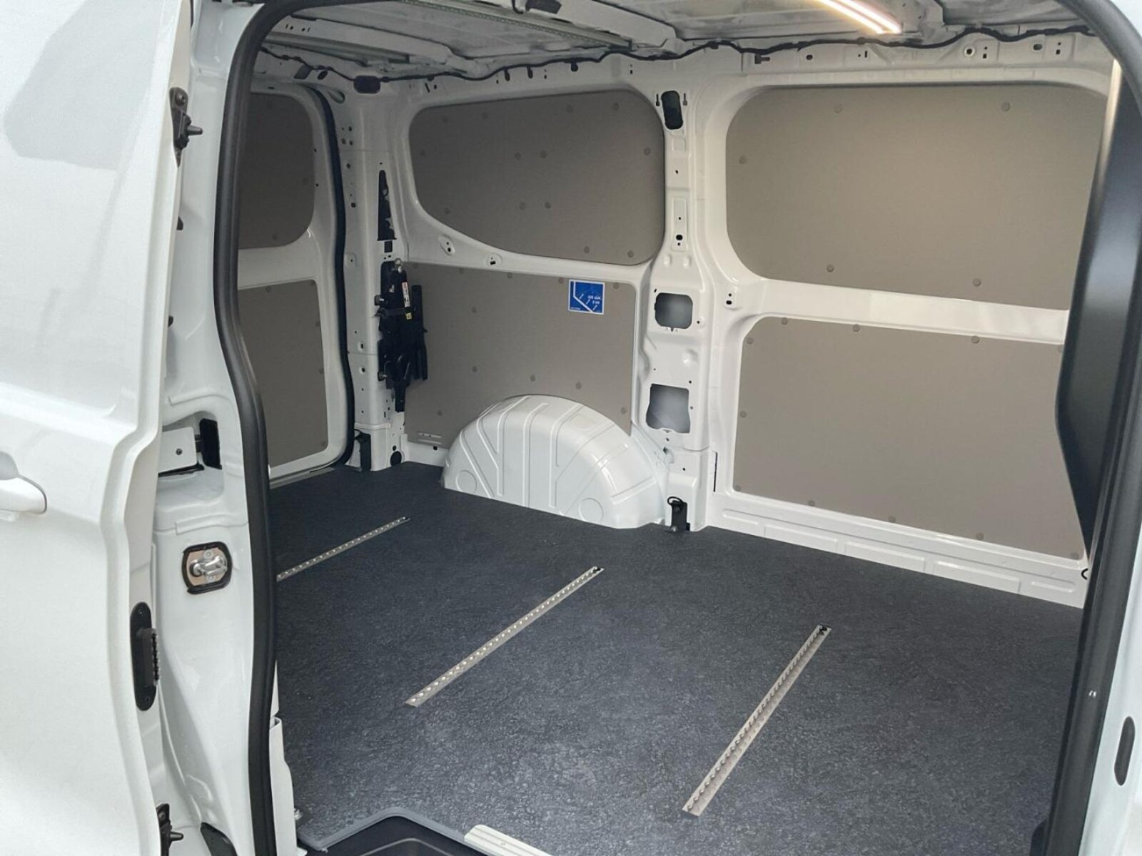 Volkswagen Transporter Kasten kurzer Radstand – Bild 18