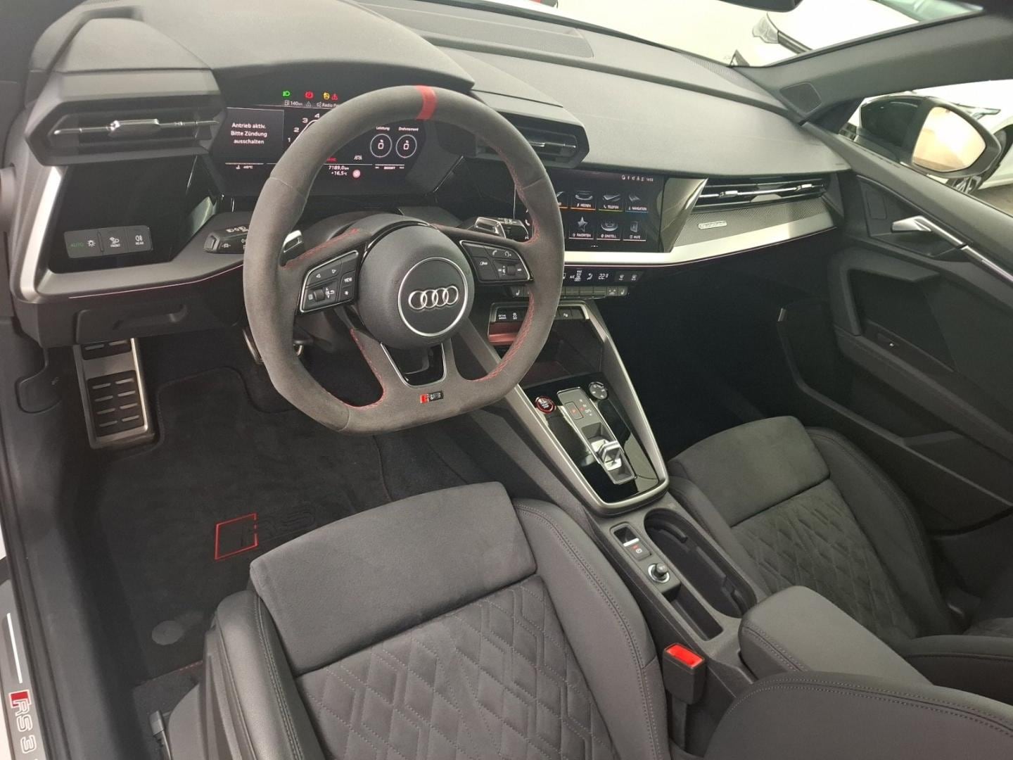 Bild über Audi RS 3 Sportback TFSI quattro S tronic - für weitere Informationen kontaktieren Sie den Audi Partner