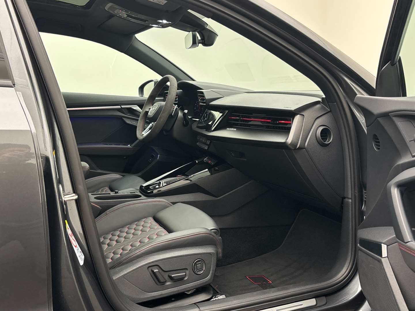 Bild über Audi RS 3 Sportback TFSI quattro S tronic - für weitere Informationen kontaktieren Sie den Audi Partner