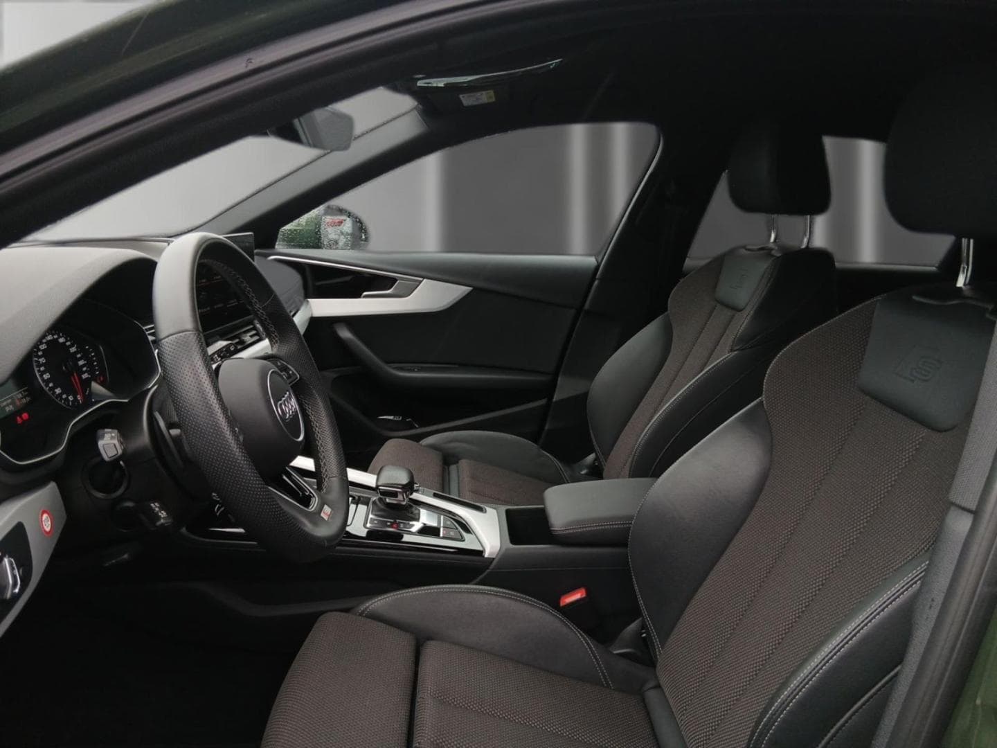 Bild über Audi A4 Avant S line 40 TFSI S tronic - für weitere Informationen kontaktieren Sie den Audi Partner