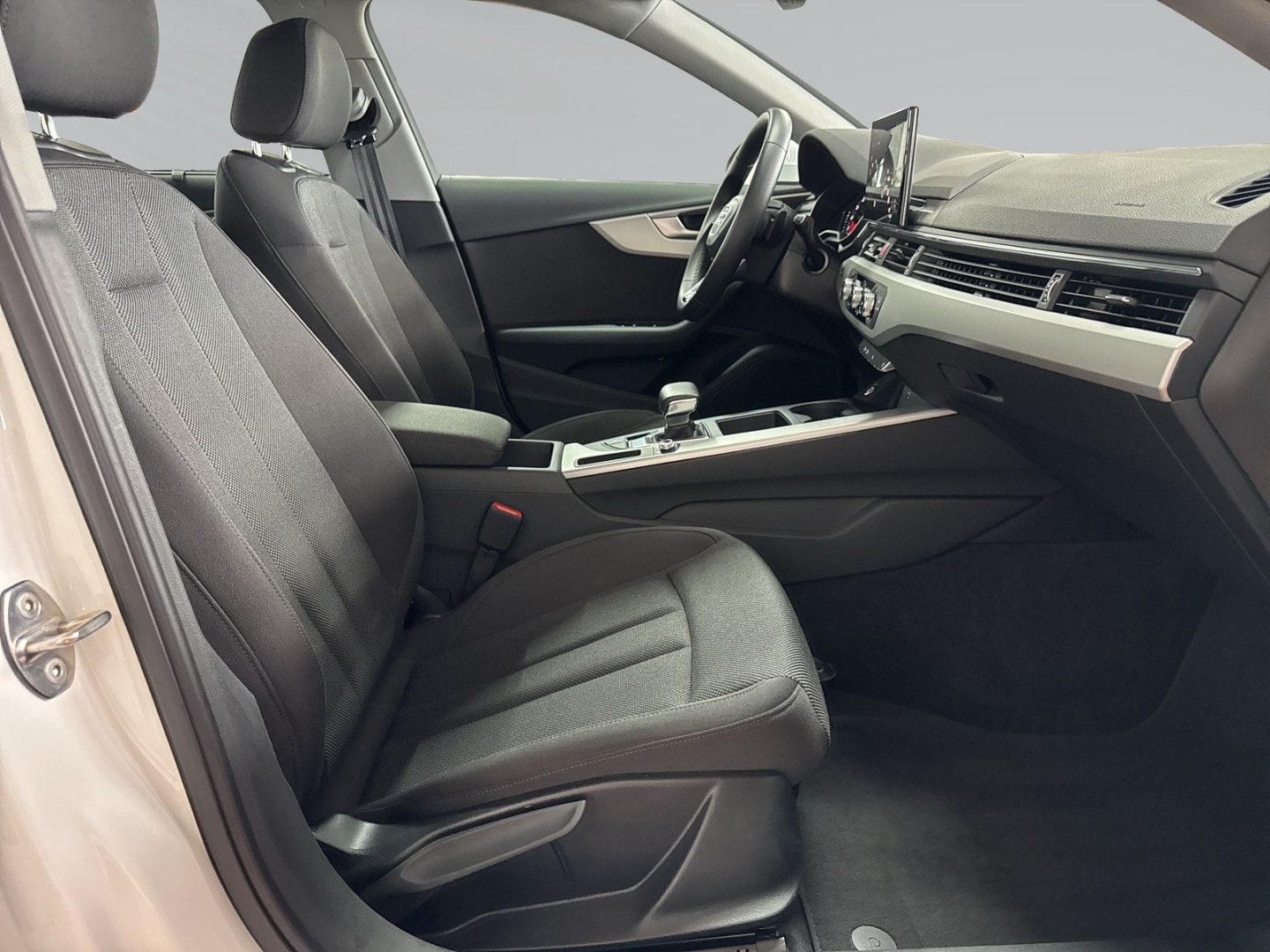 Bild über Audi A4 Avant 35 TFSI S tronic - für weitere Informationen kontaktieren Sie den Audi Partner