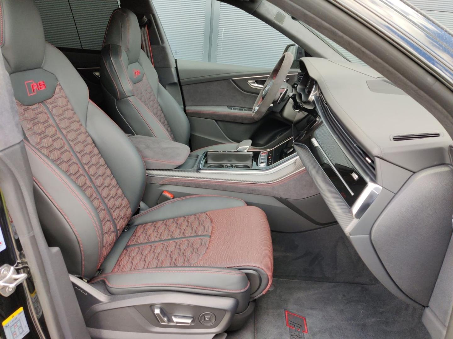 Bild über Audi RS Q8 SUV performance quattro tiptronic - für weitere Informationen kontaktieren Sie den Audi Partner