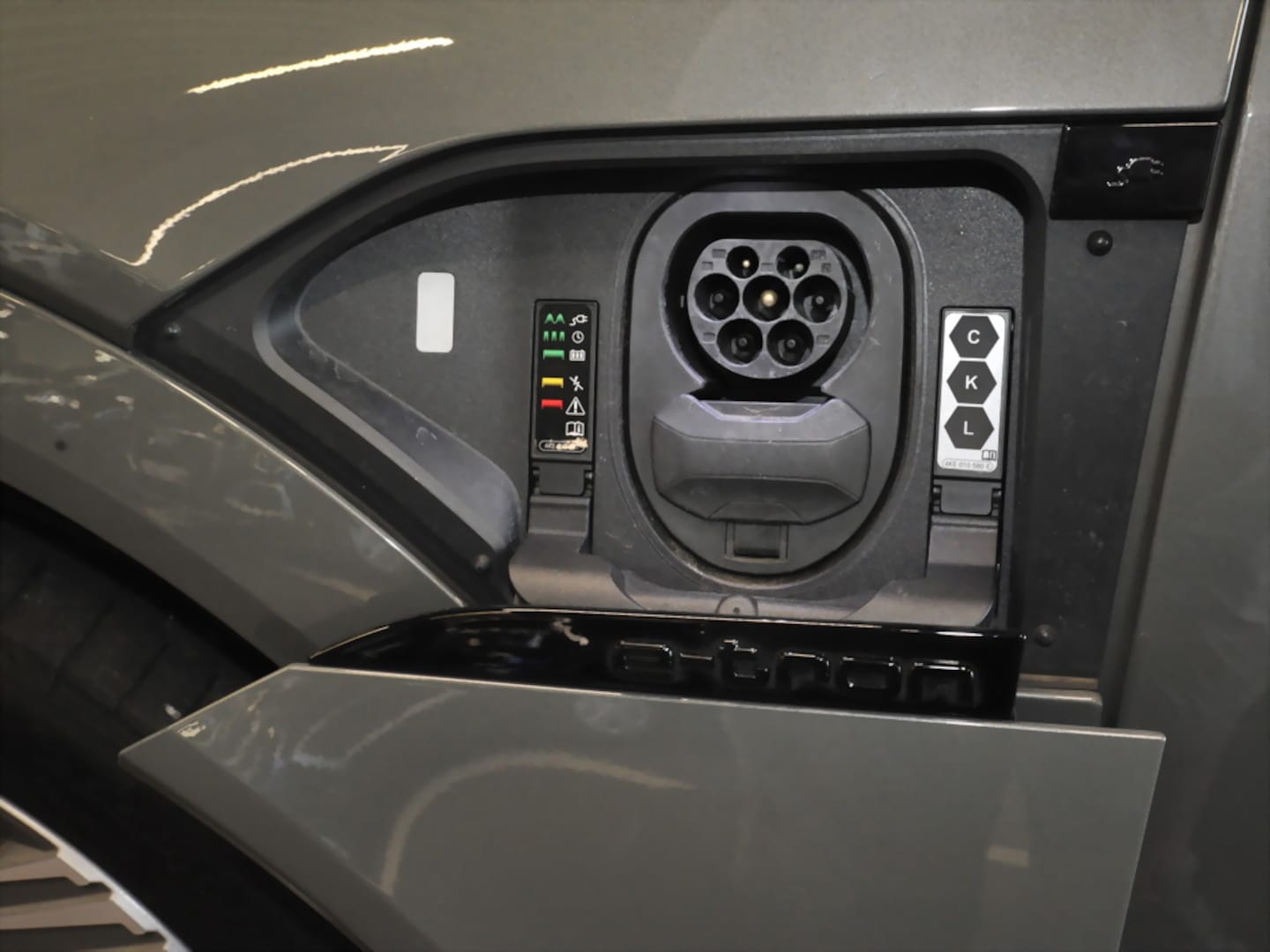 Bild über Audi Q8 e-tron S line 55 e-tron quattro - für weitere Informationen kontaktieren Sie den Audi Partner