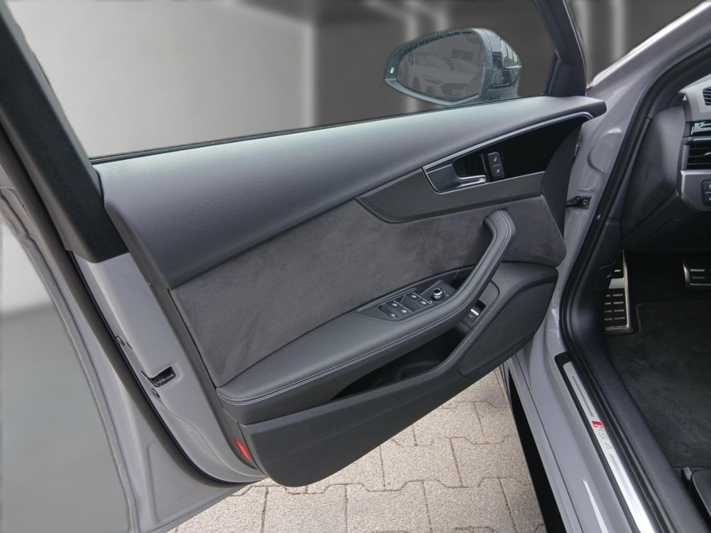Bild über Audi RS 4 Avant TFSI quattro tiptronic - für weitere Informationen kontaktieren Sie den Audi Partner