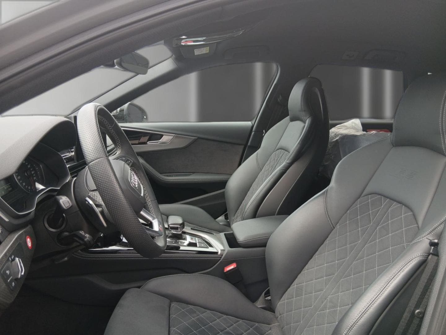 Bild über Audi RS 4 Avant TFSI quattro tiptronic - für weitere Informationen kontaktieren Sie den Audi Partner