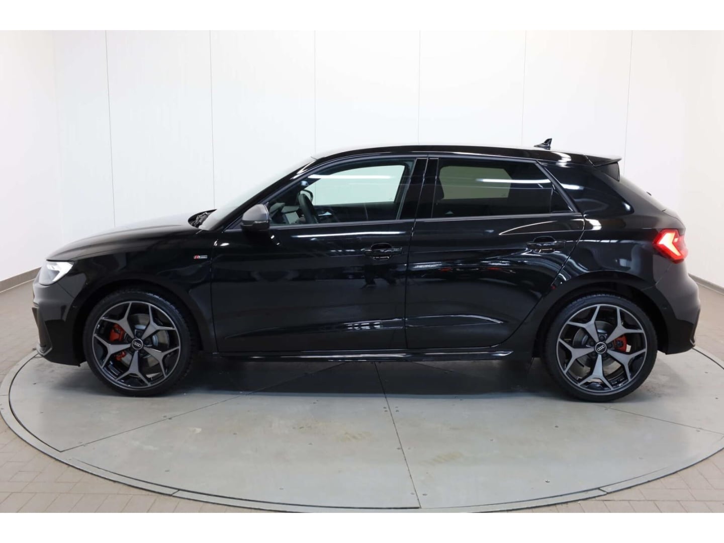 Bild über Audi A1 Sportback S line 40 TFSI S tronic - für weitere Informationen kontaktieren Sie den Audi Partner