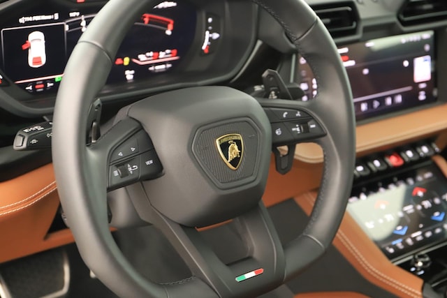 2025 Lamborghini Urus SE - Photo 16