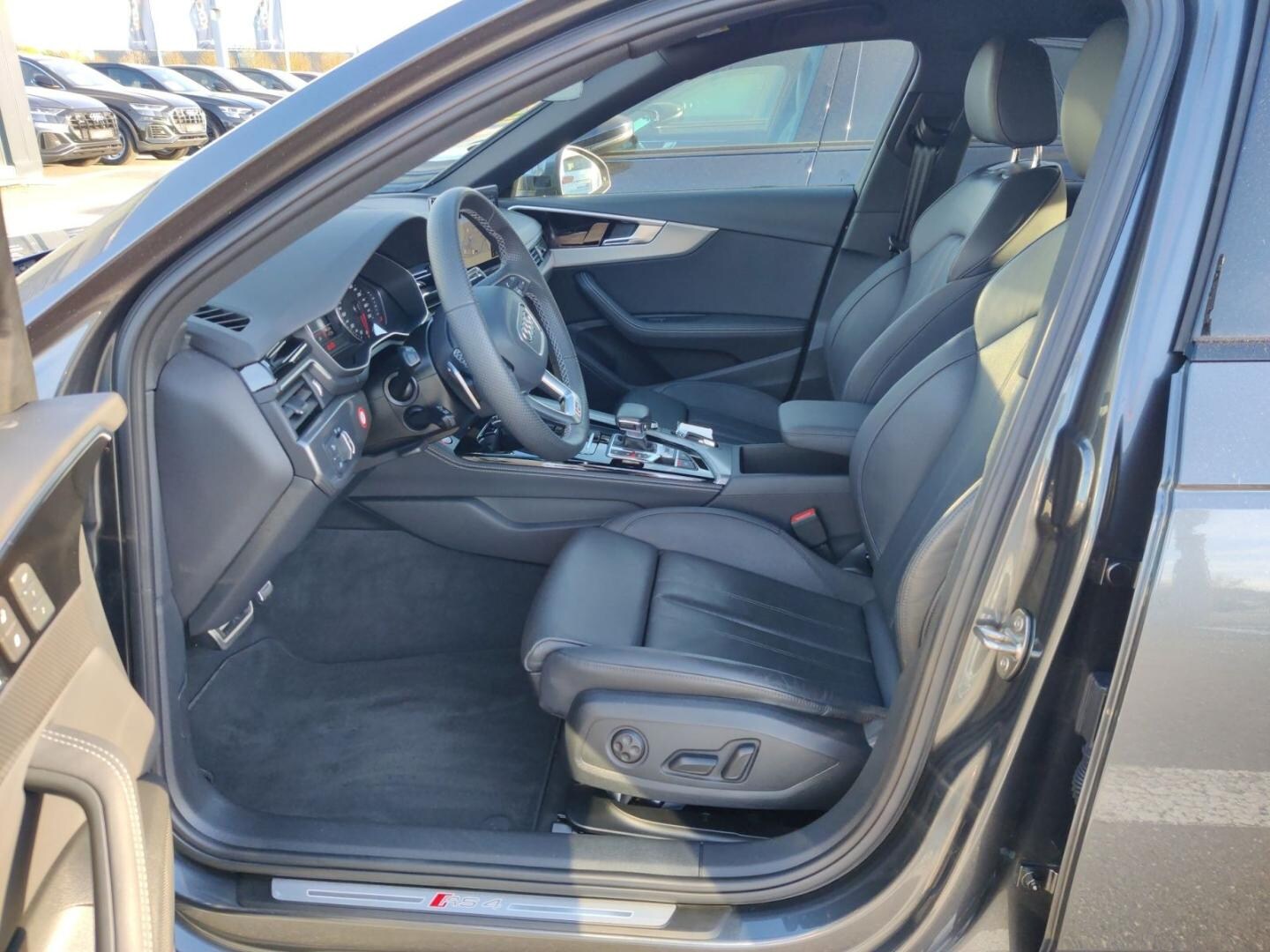 Bild über Audi RS 4 Avant TFSI quattro tiptronic - für weitere Informationen kontaktieren Sie den Audi Partner