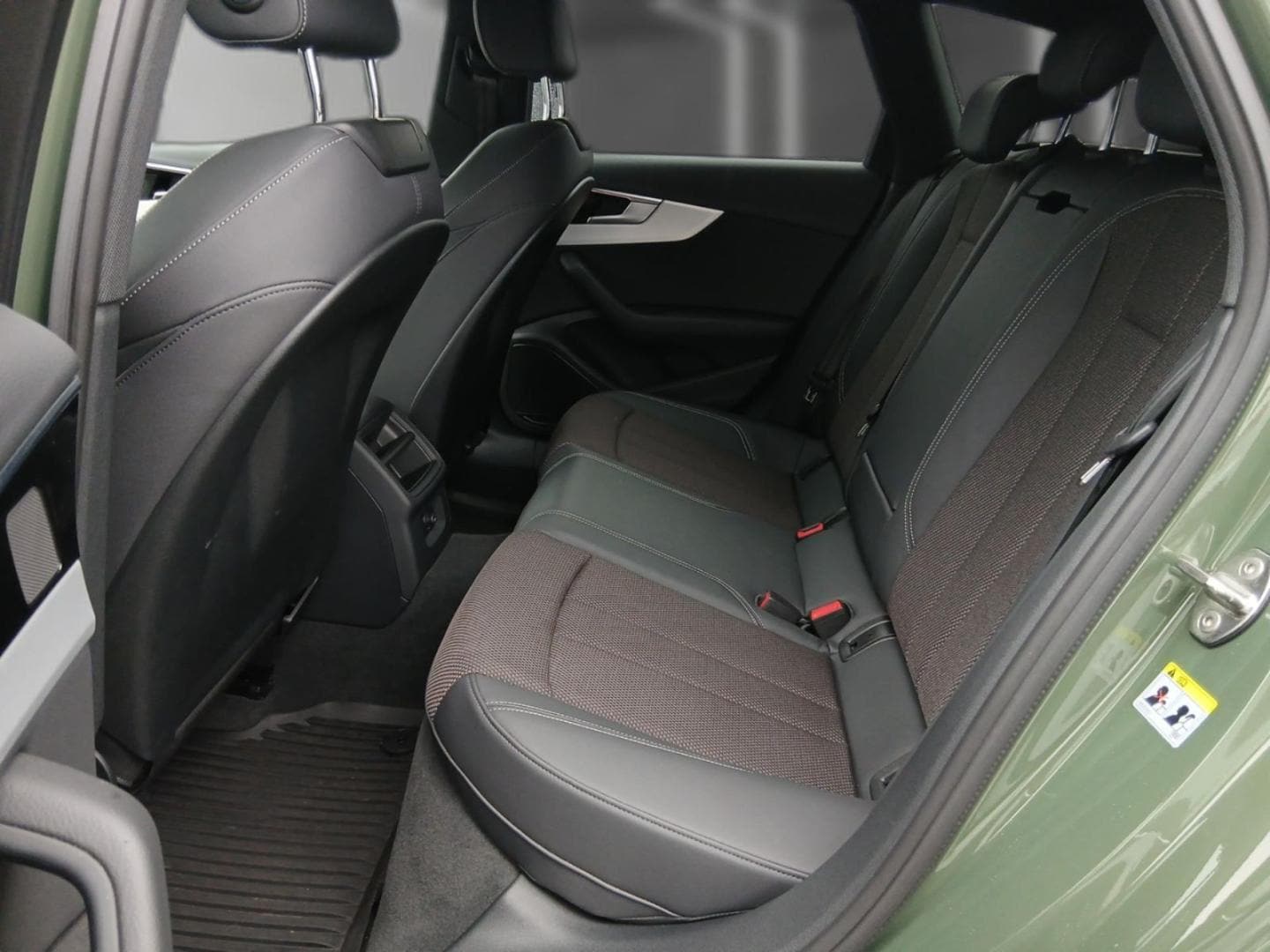Bild über Audi A4 Avant S line 40 TFSI S tronic - für weitere Informationen kontaktieren Sie den Audi Partner