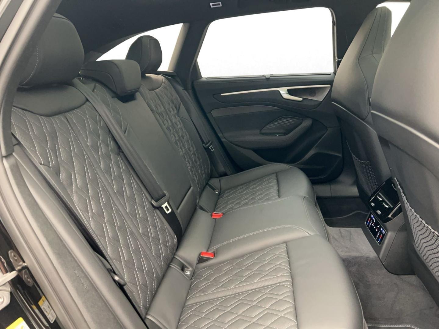Bild über Audi A6 Avant TDI quattro 220 kW S tronic - für weitere Informationen kontaktieren Sie den Audi Partner