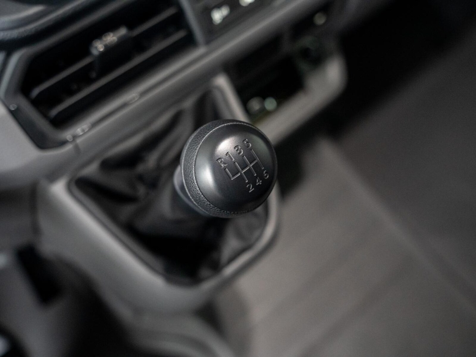 Volkswagen Crafter Kasten mittlerer Radstand – Bild 15
