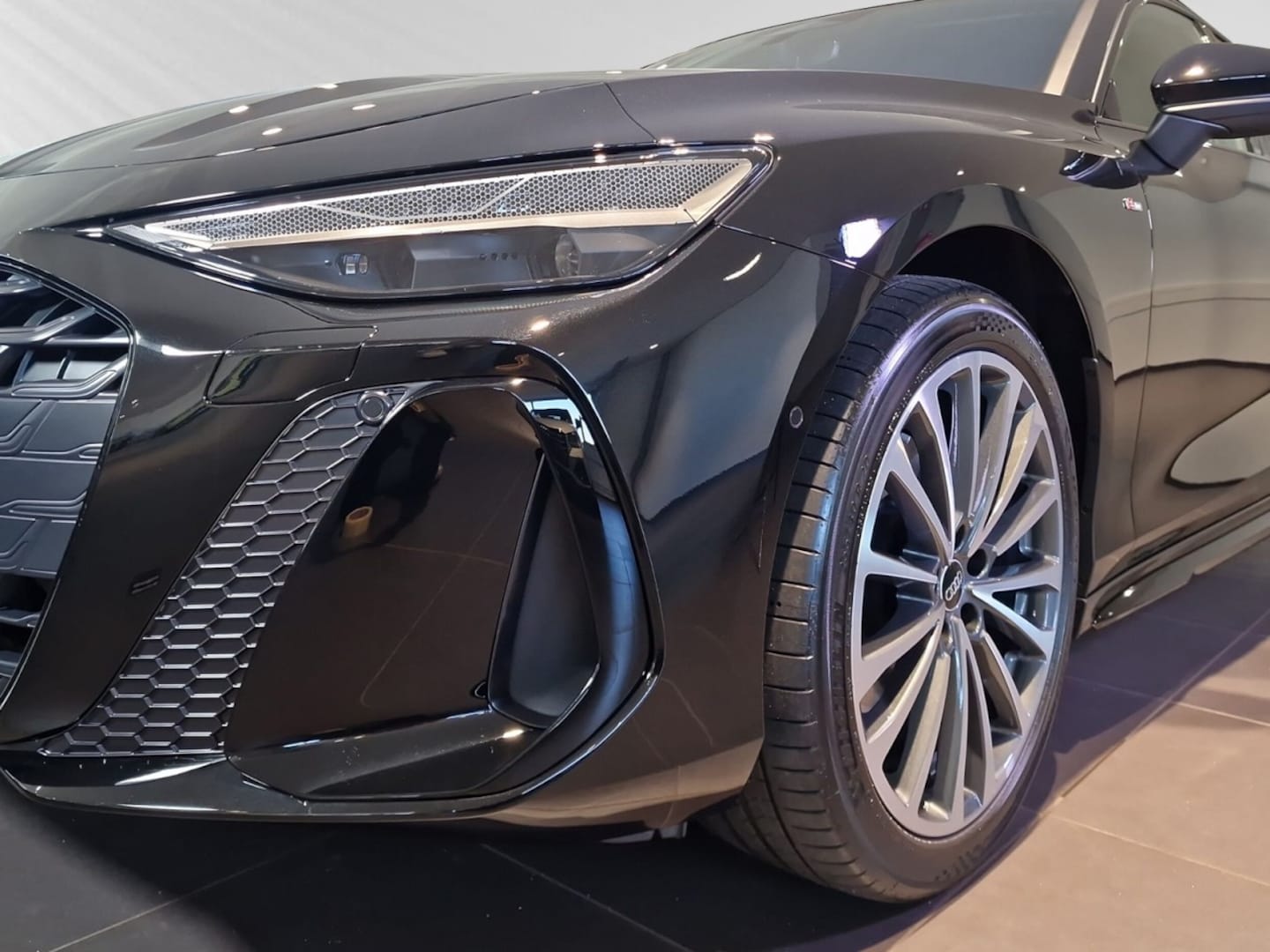 Bild über Audi A6 Avant TDI 150 kW S tronic - für weitere Informationen kontaktieren Sie den Audi Partner