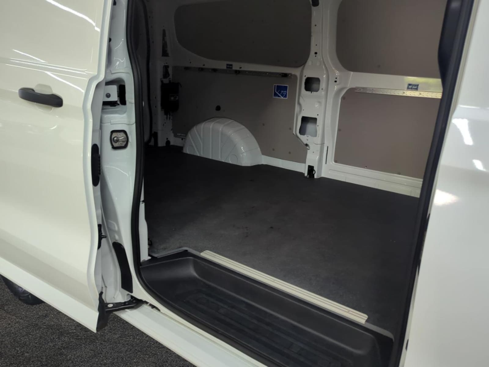 Volkswagen Transporter Kasten langer Radstand – Bild 9