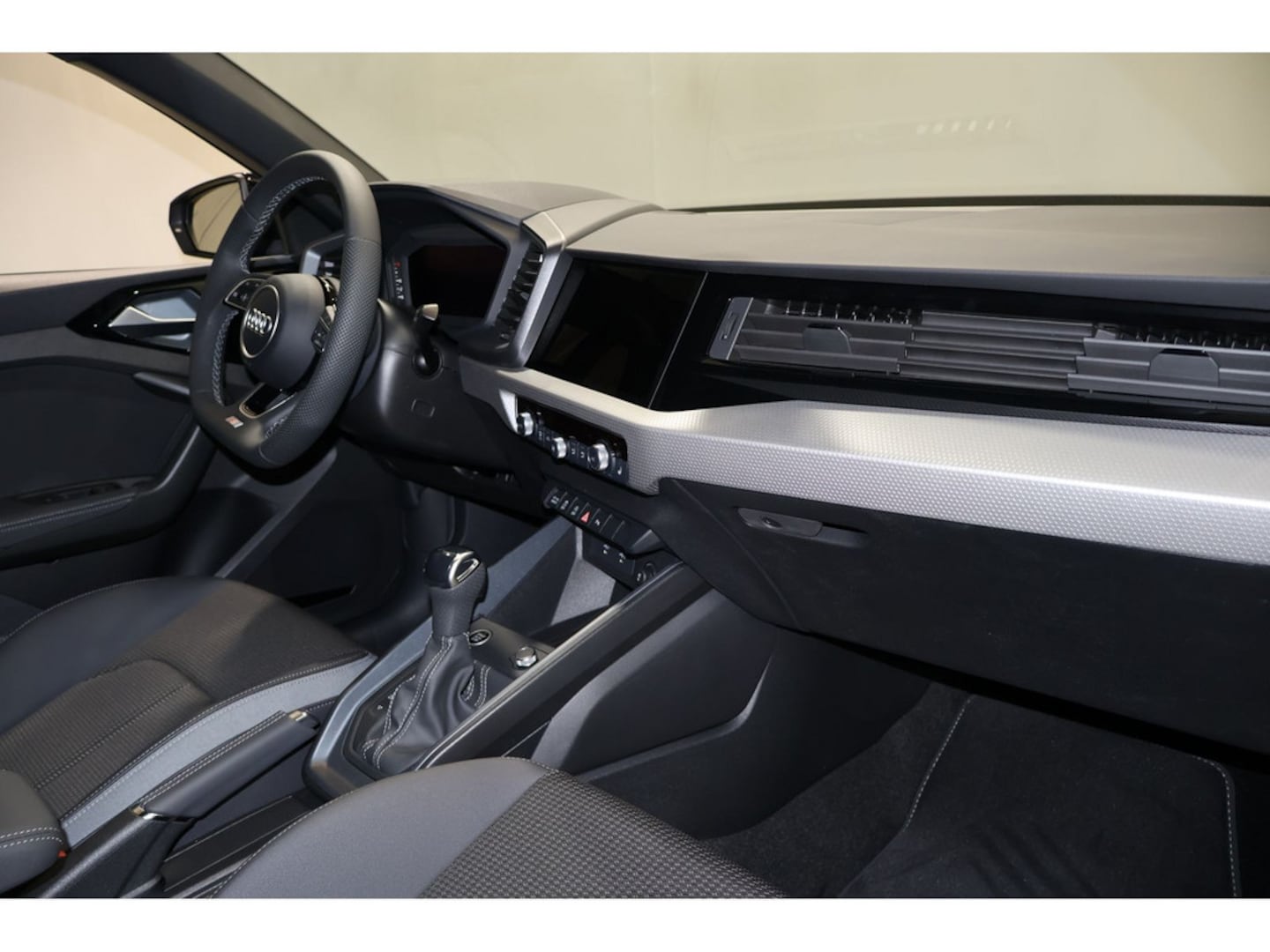 Bild über Audi A1 Sportback S line 35 TFSI S tronic - für weitere Informationen kontaktieren Sie den Audi Partner