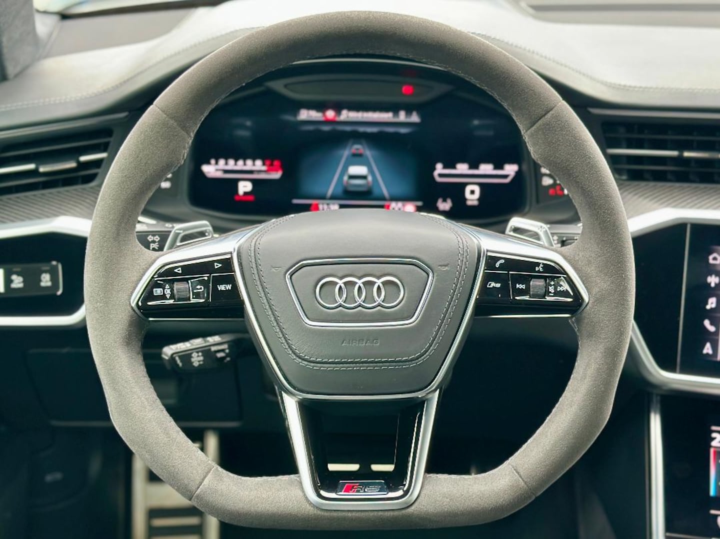 Bild über Audi RS 6 Avant performance quattro tiptronic - für weitere Informationen kontaktieren Sie den Audi Partner