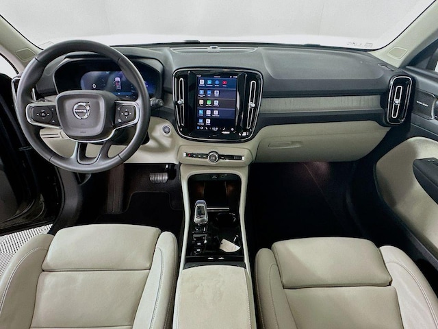 2025 Volvo XC40